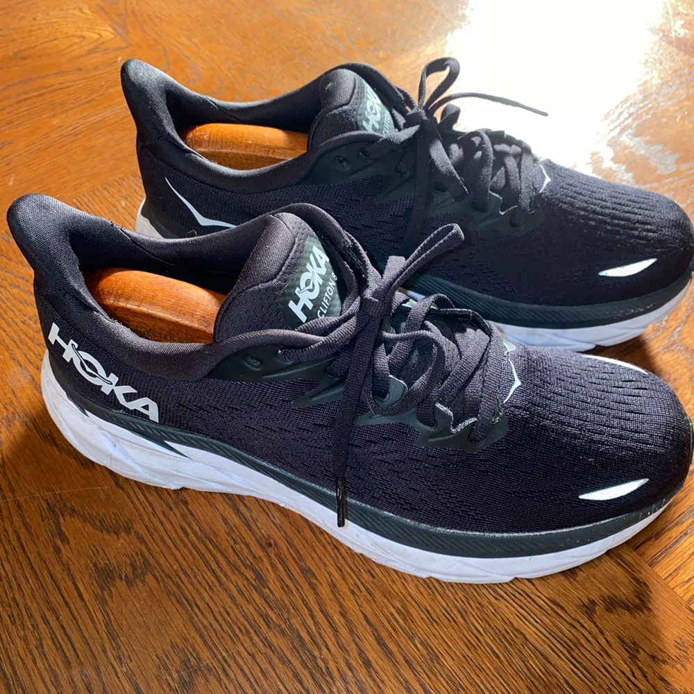 Hoka One One Clifton 8 Running Shoes Sneakers Womens Sz 9.5, Men’s 8.5.